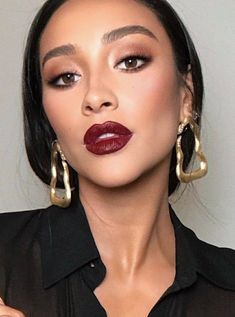 Steps Makeup, Vampy Lipstick, Red Lipstick Makeup Looks, Bold Lip Makeup, Deep Red Lipsticks, Vampy Makeup, Lipstick Dark Red, Red Lips Makeup Look