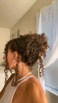 Messy Claw Clip Hairstyles Curly Hair, Curly Claw Clip Hairstyles, Claw Clip Curly Hair, Messy Claw Clip, Curly Hair Claw Clip, Hairstyle Suggestions, Take Care Of Curly Hair, Hair Theory