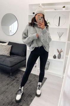 Minimal Stil, White Boots Outfit, White Combat Boots, Converse Outfits, Winter Outfits For School, Style Goals