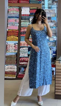 Indian Kurta Neck Designs, Dress Indian Style Casual, Sleeveless Kurti With Jeans, Indian Tops Kurti, Kurti Ideas For College, Sleeveless Design For Kurtis, College Outfits Indian Kurti, Kurti Outfit For College