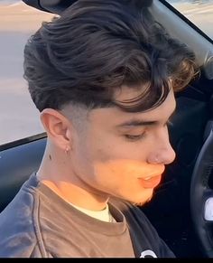 Corte de pelo se librito libro, pelo rizado, pelo listo, textura, degradado , fade , mis fade, low fade, low taper fade , curly hair , idea , haircut for men , color , line Up , wavy , slick back , hombres , 4k , wallpaper , middle part , side part , corte de cabello , pretty boy Mullet For Wavy Hair Men, Mens Wavy Mullet, Haircut Mullet Man, Hair Cuts Guys, Hairstyles For Wavy Hair Men, Long Hair Fade Men, Swept Back Hair Men, Men’s Undercut, Hairstyles For Men Wavy