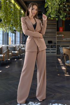 Fabric: High quality suiting fabric Cotton 65%, Polyester 35% Color: Black, Red, Camel, Blue Blazer length: 70 cm/ 27.5in Sleeve length: 63cm/ 24,8in Vest length: 47cm/ 18,5in Pants outer seam length: 91 cm/ 35,8in Women In Suits Photoshoot, Formal Pant Suits For Women, Photoshoot Prep, Womens Business Suit, Jane Moore, Costume Beige, Pant Suits For Women, Stile Hijab, Beige Suits