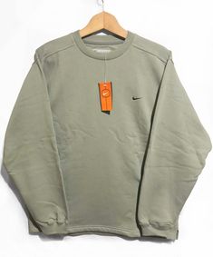 Sweat-shirt Nike vintage des années 90 petit Swoosh vert M Dimensions : dernière photo Neuf avec étiquette Veuillez garder à l'esprit que les couleurs des images peuvent varier en raison de votre écran. J'ENVOIE AVEC NUMÉRO DE SUIVI ! Si un article est perdu ou endommagé pendant le transport, je ferai une réclamation auprès de la poste, mais aucun remboursement ne sera effectué tant que la réclamation n'aura pas été traitée. Si vous ne récupérez pas l'article au bureau de poste de retrait une fo Sweat Nike Vintage Bleu, Pull Vintage Nike 10€, Sweat Adidas Vintage, Nike Green Graphic Print T-shirt, 90s Green Cotton Sweatshirt, Nike Vintage, Shirt Nike, Vintage Nike, Sweat Shirt