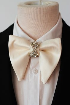 "ITEM DETAILS: Men's bow tie pre-tied: Pre-tied bow butterfly style size: 5\" x 4\" /13x10cm Adjustable fabric strap with metal hardware to neck size: 14\" - 25\"/60cm" Wedding Crystals, Tuxedo Bow Tie, Bow Tie Suit, Bow Tie For Men, Wedding Bow Tie, Big Butterfly, Butterfly Style, Tie For Men, Bow Tie Wedding