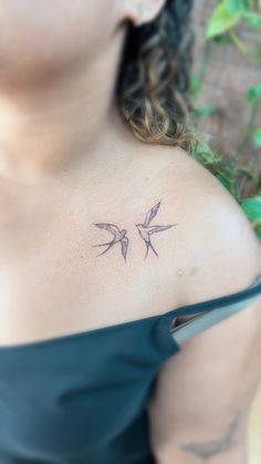 #fineline #finelinetattoo Sparrow Rib Tattoo, Swallowtail Bird Tattoo, Scissor Tailed Flycatcher Tattoo, Fineline Bird Tattoo, Barn Swallow Tattoo, Songbird Tattoo