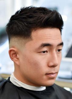 Asian men’s hairstyles are all about taking the ordinary and making it a bit fancy. The triangular brush up on the front here does just that. Asian Hair Undercut, Asian Men Short Hairstyle, Japanese Men Hairstyle, Men Undercut, Japanese Haircut, Trendy We Fryzurach