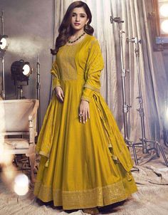 💃🦋 With its impeccable craftsmanship and attention to detail, this ensemble captures the essence of timeless beauty. The pant style adds a contemporary twist, allowing you to showcase your unique fashion sense. #YellowOchreSuit #AnarkaliSalwarKameez #PantStyleEnsemble #ArabicAttire #RadiantCharm #ElegantBeauty #RegalVibes #ContemporaryTwist #TimelessFashion #SpecialOccasionWear #FashionInspiration #ExpressYourGlow #MakeHeadsTurn #EmbraceYourStyle #UnforgettableElegance Mustard Yellow Gown, अनारकली सूट, Nidhi Shah, Party Wear Anarkali Dress, Long Anarkali Dress, डिजाइनर कपड़े, Silk Anarkali Suits, Celana Fashion, Silk Anarkali