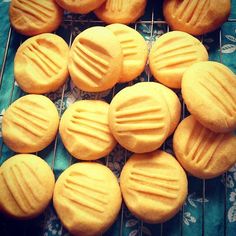 there are many cookies on the cooling rack