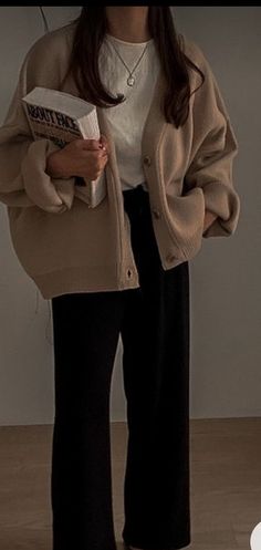 Korean Fashion University, Studious Outfits Women, University Student Outfit Ideas, Winter Outfits Student, Academic Fashion Woman, Nerd Girl Aesthetic Outfit, Winter Outfits For University Students, Grad School Aesthetic Outfit, College Winter Outfits Student