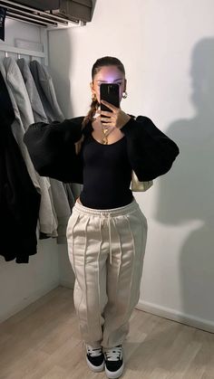 White Joggers Outfit Street Style, Clean Girl Baddie Outfits, Badiee Outfit Girl, Joggers Work Outfit, Cream Joggers Outfit, Baddie Fits For School, Shein Outfits Winter, Plt Outfit Ideas, Zara Outfit 2020