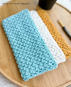 two crocheted dishcloths sitting on top of a wooden table with text overlay that reads, simple crochet washcloth pattern