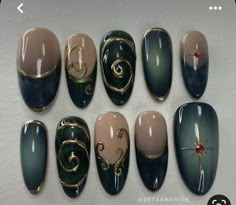 Green Brown And Gold Nails, Grunge Green Nails, Dark Metallic Nails, Southern Gothic Nails, Nails Inspiration Grunge, Whimsigothic Nails, Dark Academia Nails Ideas, Green Grunge Nails, Dark Green And Silver Nails