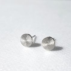 These simple stylish stud earrings in sterling silver are individually designed using traditional silversmithing techniques in my London workshop. All made by hand and custom to your taste, they require up to 2 business days to be dispatched.  ‣‣ Minimalist design for everyday outfits ‣‣ Pure handmade unique present for yourself and your loved ones ‣‣ Gift boxed with a personalised message card ‣‣ Free, fast, and secure delivery  ‣‣ 13% OFF with this coupon:  https://www.etsy.com/uk/shop/AndyKashtanJewellery?coupon=1STPURCHASE MORE DETAILS: These stylish contemporary stud earrings are handcrafted from quality recycled sterling silver sheet using traditional silversmithing techniques in my London studio. A circle is sawed and soldered to the pin. The components are then polished to mirror o Argentium Silver Jewelry, Bespoke Jewellery Design, St Valentine, Unique Silver Jewelry, Silver Gift Box, Custom Gift Boxes, Circle Earrings Studs, Paper Gift Box, Uk Gifts