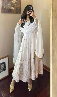 White Kurta Aesthetic, White Traditional Outfit, Aesthetic Indian Outfit, Punjabi Clothes, Asian Fits, Indian Fits, Dupatta Embroidery, White Anarkali, Desi Fits