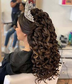 Trendy We Fryzurach, Quince Hairstyles With Crown, Quinceanera Hairstyles, Quince Hairstyles, Long Curly Hair, Curly Hair Styles Naturally, Prom Hair, Quince