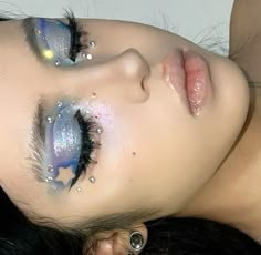 Maximalist Makeup Looks, Star Makeup Look, Pink And Blue Makeup, Blue Makeup Looks, Funky Makeup, Cute Eye Makeup, Makeup Looks To Try, Pretty Makeup Looks, Rave Makeup