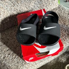 Brand New In The Box Nike Baby Sandals ! Nike Stuff, Nike Sandals, Baby Nike, Toddler Nikes, Nike Slides, Uniqlo Bags, Nike Baby, Pink Running Shoes, Baby Sandals