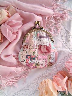 The handmade women's Vintage pink floral fabric coin purse is made of pink fabric. The pastel pink Shabby Chic coin purse is decorated with a vintage female image, vintage ruffled lace, and handmade silk roses. The handmade Shabby Chic wallet is hand-stitched to a metal frame. The handmade metal frame women's wallet has an inner white cotton lining. The vintage picture is decorated with small hand-stitched beads in a circle. This women's Vintage roses pink floral fabric handmade wallet is 17.5 c Shabby Chic Quilts, Rose Tote Bag, Shabby Chic Fabric, Quilted Purse, Vintage Floral Fabric, Wallet Vintage, Sweet Bags, Purse Handmade, Rag Dolls Handmade