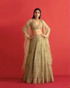 11+ Lehenga Dupatta Draping Styles for You Lehenga Dupatta Draping Style Net, Net Dupatta Draping Styles, Dupatta Draping Style, Lehenga Dupatta Draping Style, Dupatta Draping Styles, Trendy Lehenga, Dupatta Draping, Draping Styles, Ridhi Mehra