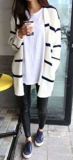 This casual leather leggings outfit is so cute with the sneakers! Look Legging, Quoi Porter, Striped Cardigan, Fall Winter Outfits