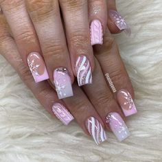 Pretty Short Nails Acrylic Pink, Shorties Acrylic Nails Square Christmas, Short Acrylic Nails Designs For Christmas, Hot Christmas Nails, Pink Xmas Nails Acrylic, Christmas Nail Designs Pink And White, Pink And White Xmas Nails, Pink Acrylic Christmas Nails, Pink Christmas Nails Acrylic Short