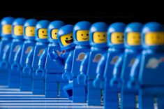 many blue legos are lined up in a row