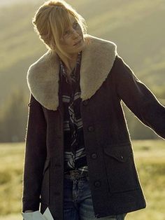 Yellowstone Beth Dutton Brown Fur Coat Beth Dutton Style, Yellowstone Beth Dutton, Yellowstone Outfits, Yellowstone Beth, Brown Denim Jacket, Brown Fur Coat, Brown Wool Coat, Kelly Reilly, Green Wool Coat