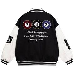 Begrüße das neue Schuljahr stilvoll mit der schwarzen 8-Ball Varsity-Jacke. Diese Jacke wurde für diejenigen entworfen, die einzigartige Mode und praktischen Komfort zu schätzen wissen, und ist ein Muss für jeden Schüler.

Material: Aus 100% Polyester gefertigt, ist die Uniformjacke bequem und atmungsaktiv. Die hochwertige, wollähnliche Außenseite wird durch PU-Lederimitat-Ärmel ergänzt, die für Langlebigkeit und einen stilvollen Look sorgen.
Design: Mit einem gerippten, elastischen V-Ausschnitt Grey Combination, Varsity Jacket Black, Varsity Jackets, Patches Fashion, Leather Sleeves, 8 Ball, Number 8, The New School, New School Year