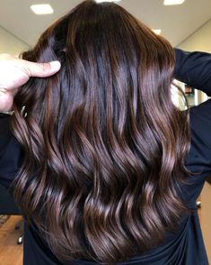 Cabelo castanho escuro com balayage de chocolate ao leite Chocolate Brown Hair Ideas, Milk Chocolate Hair, Chocolate Brown Balayage, Chocolate Balayage, Chocolate Blonde, Brown Hair Ideas, Dark Chocolate Hair, Dark Chocolate Brown Hair, Anna Hair