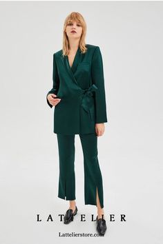 A sophisticated suit-outfit in a glowy, dark green color. The blazer’s tie waist and trousers’ front slit makes the look more delicate. Match with sandals or heels to finish the style as you like. Slim Fit Blazers, Classic Blazer, Fitted Blazer, Tailored Suits, Soft Grunge, Green Satin, Blazers For Women, Suits For Women, Wedding Guest