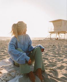 Beach Style Winter, Beach Mom Style, Southern Coastal Style Clothing, Beach Cottage Outfits, Cute Fall Beach Outfits, Beach Mom Outfit, Beachy Fall Outfits, Meredith Core, Coastal Attire