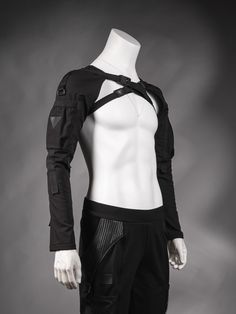 Cyberpunk sleeve with a pocket. It fastens with an original Fidlock magnetic buckle. There's some extra elastic left so the front volume can be adjusted. The sleeve is made of softshell fabric, warm, breathable yet wind and waterproof. SIZE & MEASUREMENTS The SIZE TABLE is given in the pictures. The fabric has some stretch. You can buy a left, right arm or a pair. Main measurement - upper arm and chest. We produce pairs to keep in stock, separate sleeves are made to order. KEY FEATURES - Adjusta Men Rave Fits, Male Assassin Outfit, Mens Emo Fashion, Dystopian Fashion Male, Cyberpunk Clothing Men, Techwear Bodysuit, Tech Gear Fashion, Mens Chest Harness, Techwear Harness