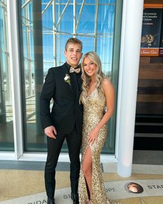 Gold Dress Couple Outfit, Winter Ball Couple Outfits, Gold Dress Matching Couple, Prom Couples Gold, Black And Gold Prom Couple Outfit, Gold Prom Dress And Suit, Black And Gold Couple Outfit, Gold Dress And Suit Couple, Champagne Hoco Couple