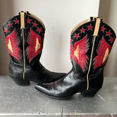 Rare 1980’s Vintage Cowboy Cowgirl Western Boots. Larry Mahan. Women’s Us 7. Fit True To Size. Genuine Leather Throughout. Black Leather With Gorgeous Red Star Inlay, Red And Beige Thunderbird Inlay With A Green Heart On The Inside And Red Stitching!! These Are Truly One Of A Kind! Follow Me On Social Media: @Dreamonromeo Ralph Lauren Doen Stallion Montana Liberty Boot Vintage Cowboy Vintage Cowgirl Western Rockabilly Panhandle Slim Polo Ralph Lauren Acme Sundance Chasing Unicorns Cowgirl Things, Western Rockabilly, Cowboy Vintage, Chasing Unicorns, Vintage Cowboy Boots, Red And Beige, Vintage Cowgirl, Green Heart, Vintage Cowboy