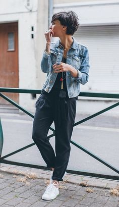 Estilo Hippie, Looks Street Style, Short Haircut, Denim Top