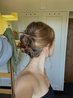 Growing Out Hair Hairstyles, Lazy Updos For Medium Hair, Sadies Hair Hairstyles, Elegant Work Hairstyles, High Buns For Medium Length Hair, Medium Wavy Hair Updo Easy, Bun Inspo Hair, Gathered Hairstyles, Hairstyles How To