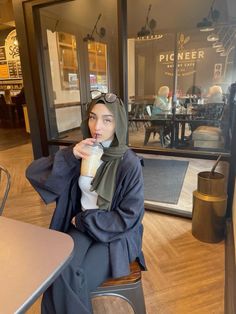 Loose Hijab Style, Studying At Starbucks, Girl Muslim, Muslim Outfit, Aesthetic Hijab, Modern Hijab