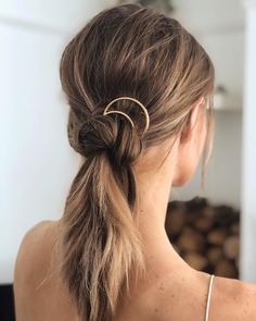 Party Hairstyle, Minimalist Hair Accessories, Stylish Ponytail, Minimalist Hair, Bobby Pin Hairstyles, Hair Scarf Styles, Head Scarf Styles, Pigtail Hairstyles, Style Goals