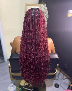 Trenzas de diosa ✨ o Boho braids ✨ ✨#trenzasdediosas # trenzas #braids #bohobraids #braidsbraidsbraids #braidstyles #trenzassueltas #knotlessbraids #smallbraids #trenzassmall #braidsrd #trenzasrd Boho Burgundy Knotless Braids, Boho Red Knotless Braids, Braids Different Colors, Maroon Goddess Knotless Braids, Black To Red Braids, Christmas Box Braids, Christmas Hairstyles Braids, 99j Boho Knotless Braids, Braided Hairstyles Red