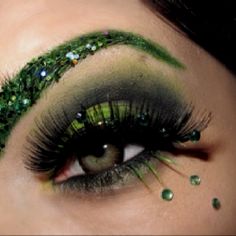 St. Patty's Day Poison Ivy Makeup, Glitter Brows, Party Eye Makeup, Party Eyes, Witch Makeup, Fest Outfits, Green Eyeshadow