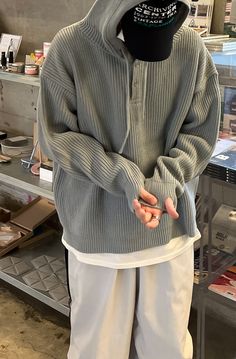 Outfit Cowo, 70s Boys, Men Ootd, Sweater Outfits Men, Hoodie Outfit Men, Masc Outfits, Harajuku Sweatshirt, B Fashion, Bun Hairstyles For Long Hair