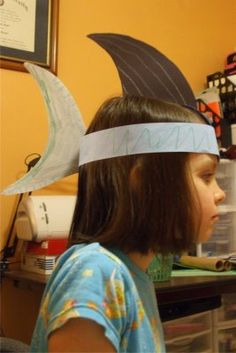 Oh,dat is echt iets voor de rupsjes ..... Kindergarten Smorgasboard, Shark Hat, Ocean Activities, Sea Crafts, Under The Sea Theme, Ocean Crafts, Shark Party, Shark Birthday