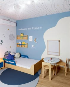 a child's bedroom decorated in blue and white