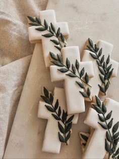 some cookies are decorated with green leaves on them