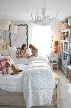 Girls Shared Bedroom, Cool Bedroom Furniture, Sister Bedroom, Shared Girls Bedroom, Girly Apartments, Cool Kids Bedrooms, Dollhouse Ideas, Teen Girl Bedroom, Shared Bedroom