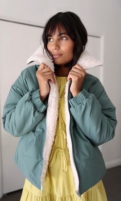 Faux fur insulation that keeps you warm meets two bold reversible sides that keeps it cool. Our Lander Reversible Puffer Jacket is a streetwear-inspired puffer – perfect for easy styling and next-level comfort. A reversible construction makes this jacket two styles in one. Fur Coat Outfit, Reversible Puffer Jacket, Cropped Jackets, Fox Fur Jacket, Chic Coat, Puffer Jacket Women, Luxury Women Fashion, Shearling Coat, Winter Jackets Women