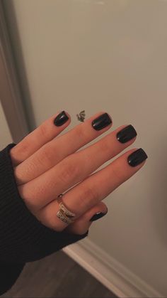 Simple Black Manicure, Short Black Acrylics, Short Black Nails Ideas, Black Nail Paint, Short Black Nails, Black Nails Short, Black Gel Nails, Natural Acrylic Nails, Basic Nails