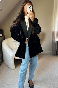 Discover 8 stunning velvet blazer outfits perfect for the Christmas party season! Get inspired and elevate your holiday wardrobe effortlessly with classy and casual looks like this one with light-wash jeans and a black velvet blazer.