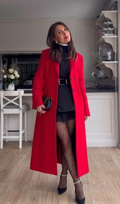 Red Coat Dress Outfit, Winter Outfits With Skirts, Fall Skirt Outfits With Boots, Winter Outfits Night Out, Autumn Date Night, Skirt Outfits With Boots, Outfits With Skirts