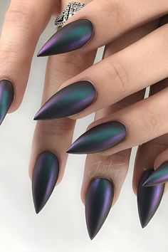 Short stiletto nails have taken the beauty world by storm. Its popularity only seems to grow stronger each season, showing no sign of stopping anytime soon. Badass Nails, Fiennes Tiffin, Stiletto Nail Art, La Nails, Beautiful Portraits